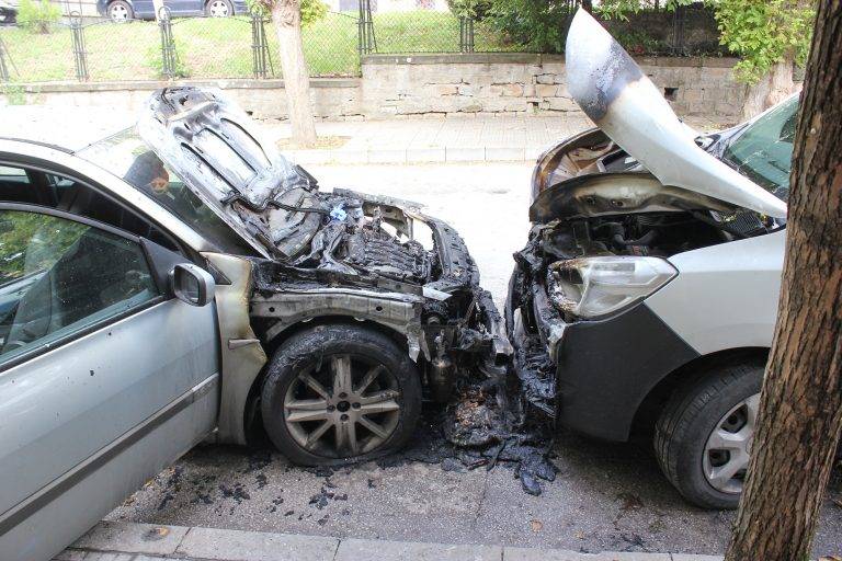 Две коли изгоряха в центъра на Велико Търново