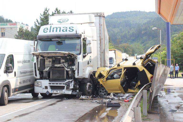 Горещи новини | Катастрофа на турски тир и кола блокира движението на входа на В. Търново (снимки)