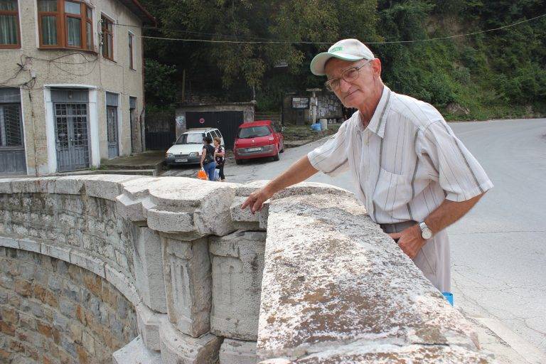 Горещи новини | Пукнатини рушат Каменния мост  във Велико Търново