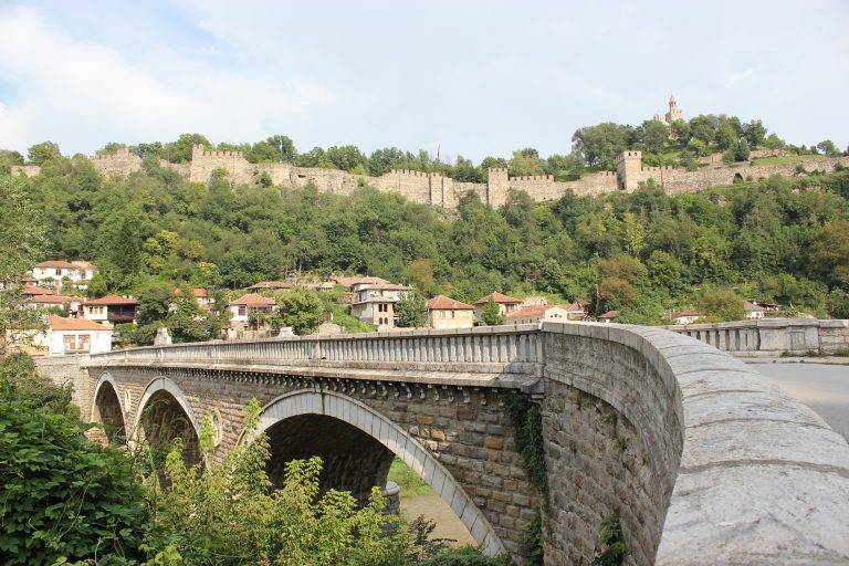 Пукнатини рушат Каменния мост  във Велико Търново