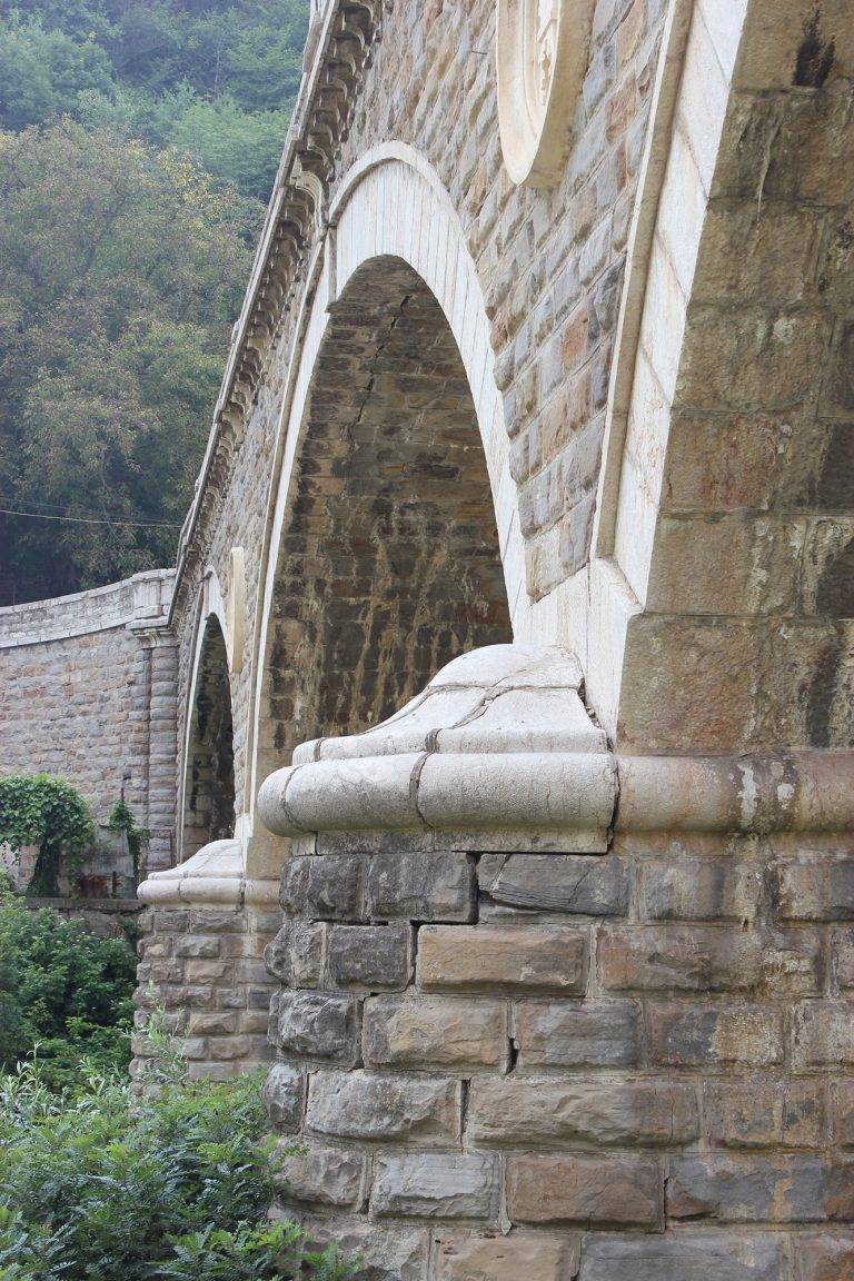 Пукнатини рушат Каменния мост  във Велико Търново