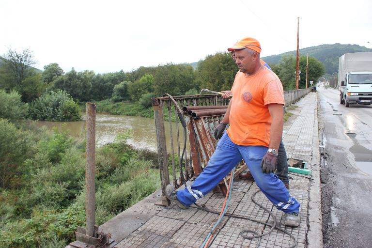 Общество | Ремонтират парапета на  моста в кв. “Чолаковци”