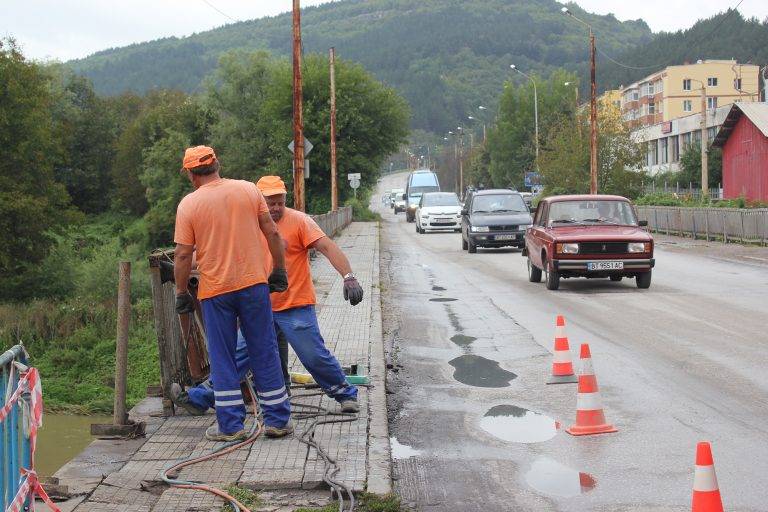 Ремонтират парапета на  моста в кв. “Чолаковци”