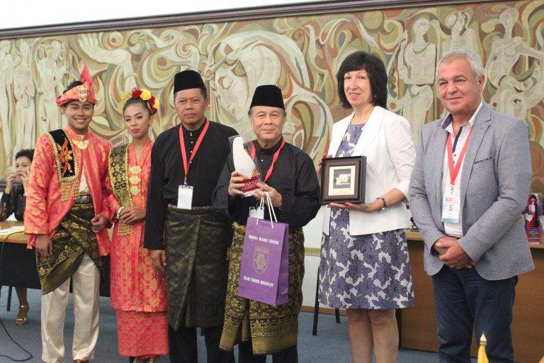 Общество | Подаръци от цял свят връчиха участниците  в Международния фолклорен фестивал