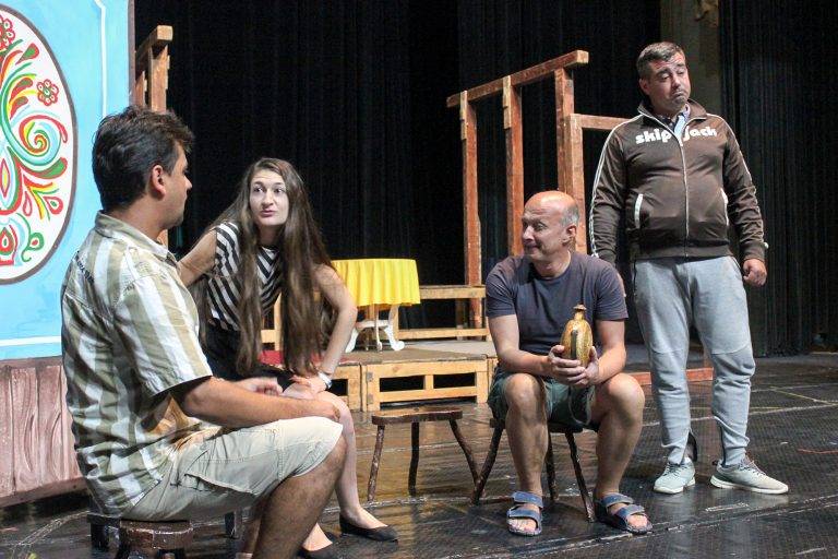 Актрисата Албена Михова:  “Моята мама Злата е  шантава и доста хард”