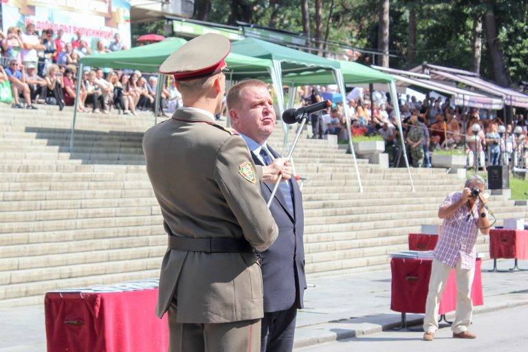 113 курсанти и 44 кадети от НВУ получиха първите си военни звания (снимки)