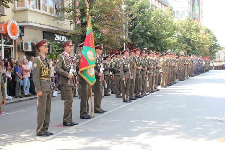 113 курсанти и 44 кадети от НВУ получиха първите си военни звания (снимки)
