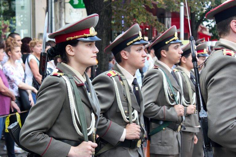 113 курсанти и 44 кадети от НВУ получиха първите си военни звания (снимки)