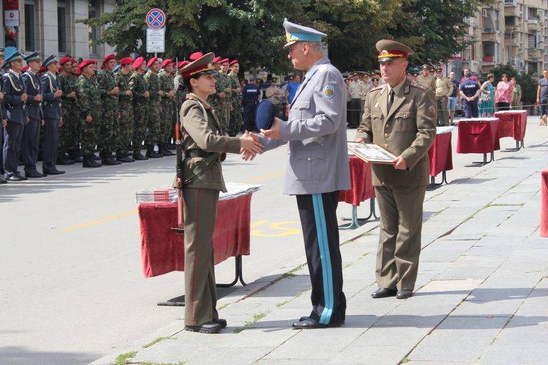 Горещи новини | 113 курсанти и 44 кадети от НВУ получиха първите си военни звания (снимки)