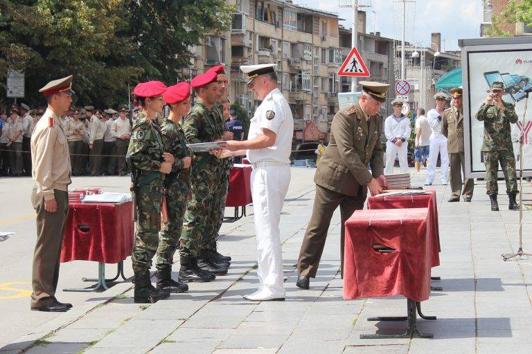 113 курсанти и 44 кадети от НВУ получиха първите си военни звания (снимки)