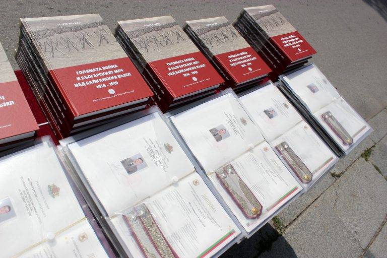 113 курсанти и 44 кадети от НВУ получиха първите си военни звания (снимки)