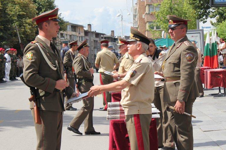 113 курсанти и 44 кадети от НВУ получиха първите си военни звания (снимки)