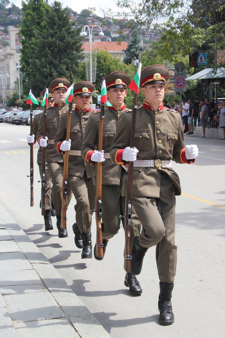 113 курсанти и 44 кадети от НВУ получиха първите си военни звания (снимки)