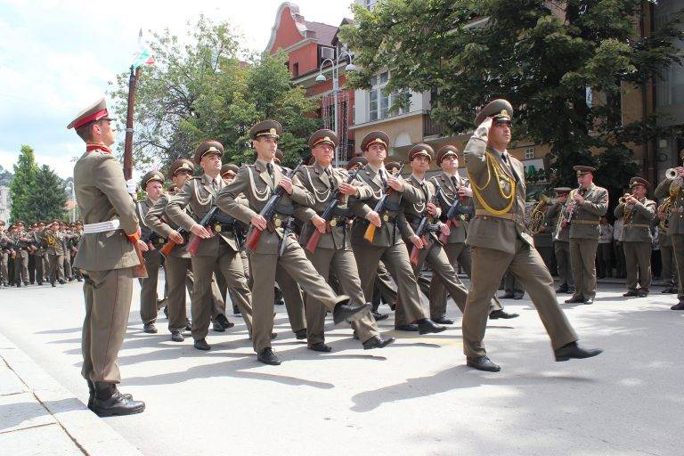 113 курсанти и 44 кадети от НВУ получиха първите си военни звания (снимки)