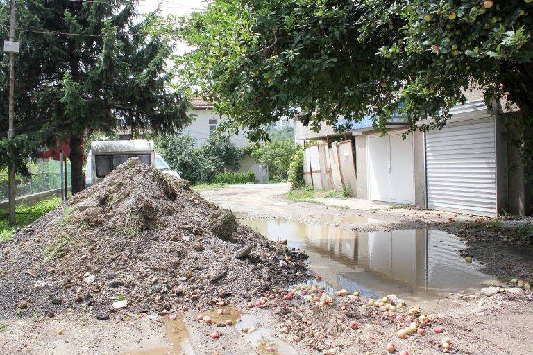 Общество | От читателската поща: Ето как изглежда “ремонтираната” улица “Клокотница”