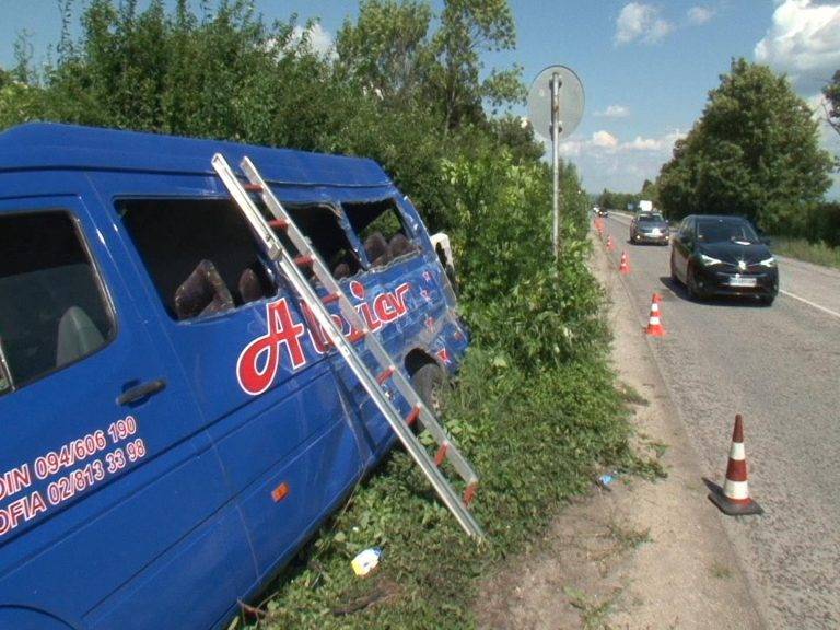 Един загинал и четирима ранени след катастрофа край Пушевски кантон (снимки)