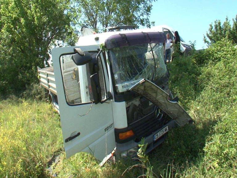 Един загинал и четирима ранени след катастрофа край Пушевски кантон (снимки)