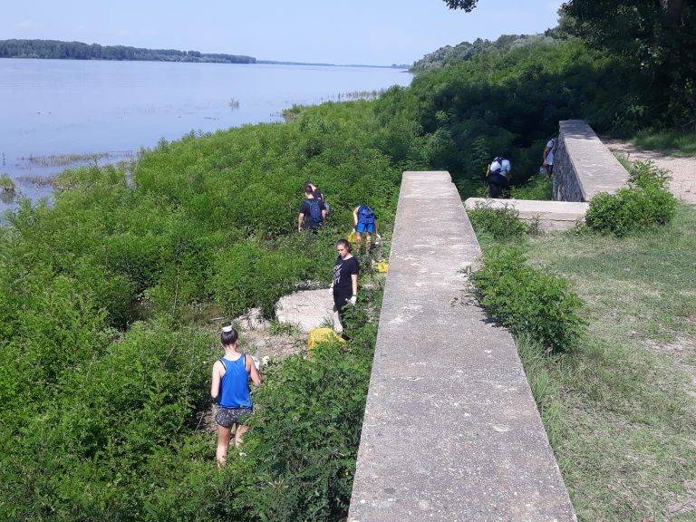 Свищовлии почистиха брега на река Дунав