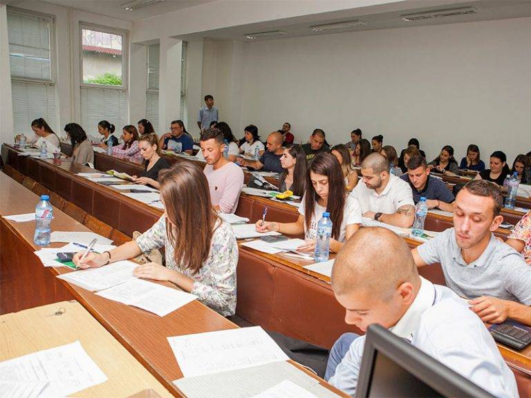Първите кандидат-магистри на Стопанска академия вече подадоха документи