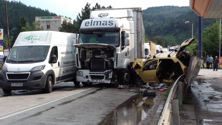Катастрофа на турски тир и кола блокира движението на входа на В. Търново (снимки)