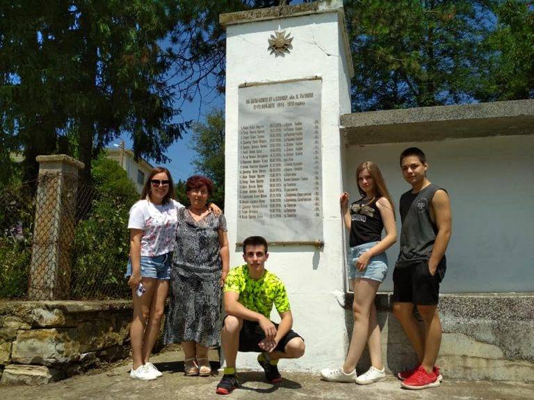 Павликени | Ученици от СУ “Вела Благоева”  осиновиха войнишкия паметник в Сломер