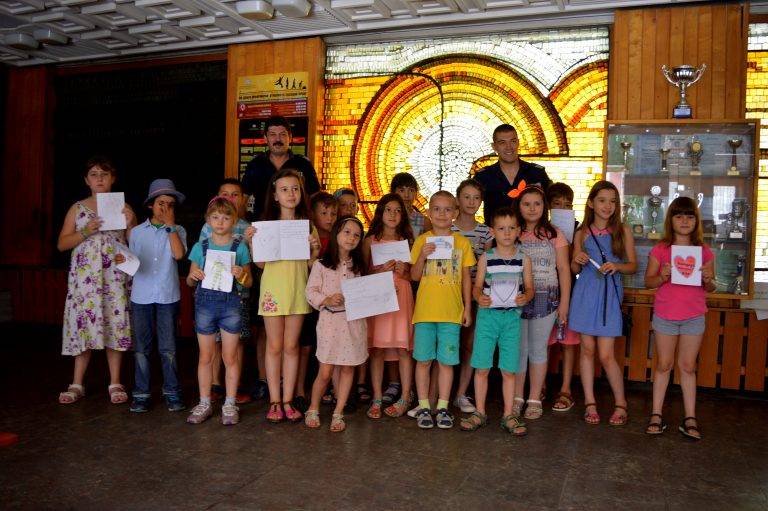 Горещи новини | Търновски деца изненадаха полицаите с подаръци