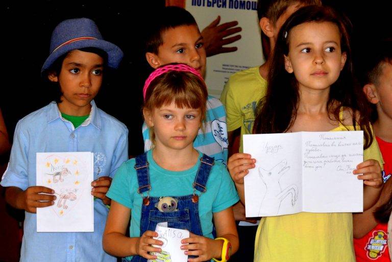 Търновски деца изненадаха полицаите с подаръци