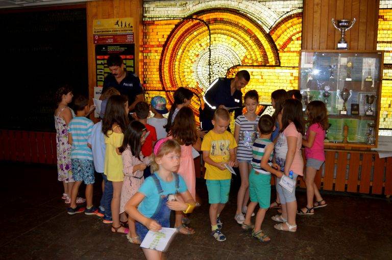 Търновски деца изненадаха полицаите с подаръци