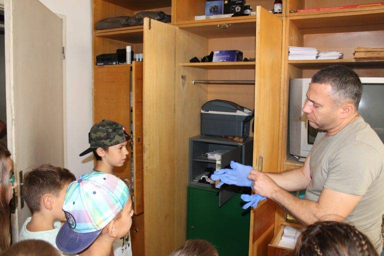 Деца и полицаи разследваха заедно взломна кражба