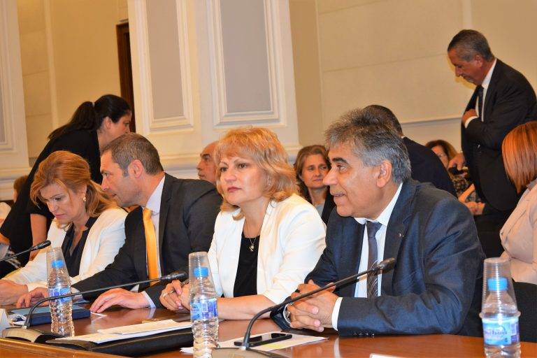 Общество | Намалява броят на отпадащите ученици