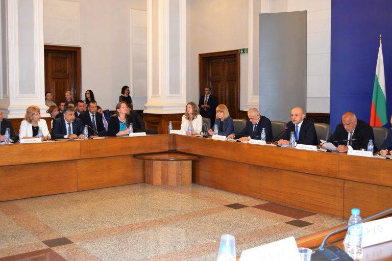 Намалява броят на отпадащите ученици