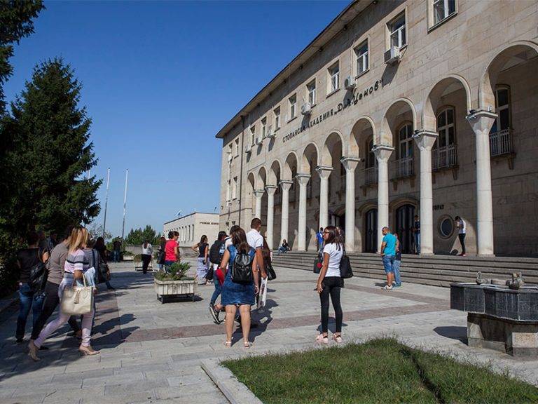 По-голям брой кандидат-студенти от утвърдения прием са регистрирани в Стопанска академия