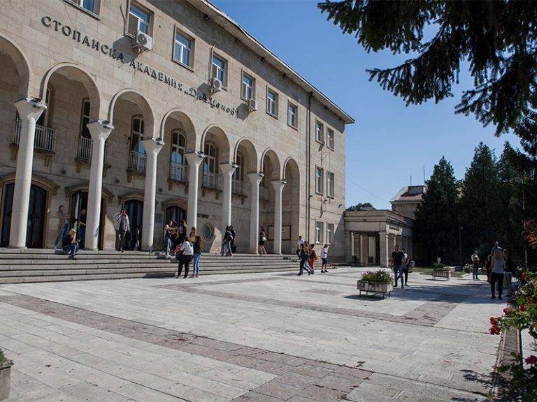 По-голям брой кандидат-студенти от утвърдения прием са регистрирани в Стопанска академия