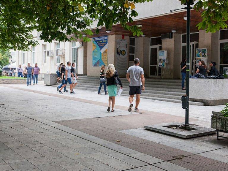 По-голям брой кандидат-студенти от утвърдения прием са регистрирани в Стопанска академия