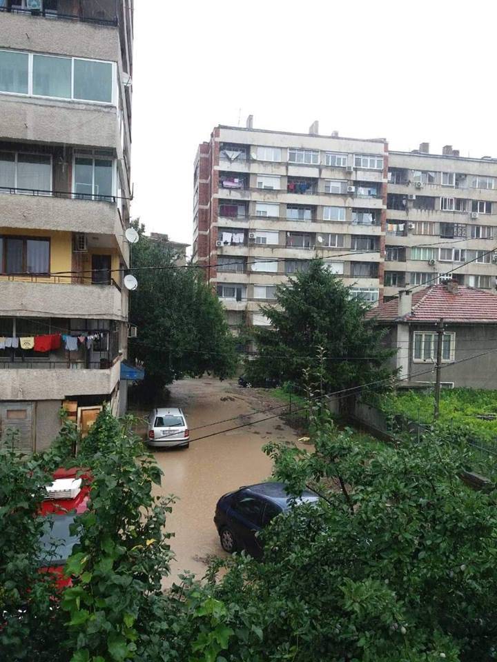 Горещи новини | Търновци газят през локви и кал, за да се приберат