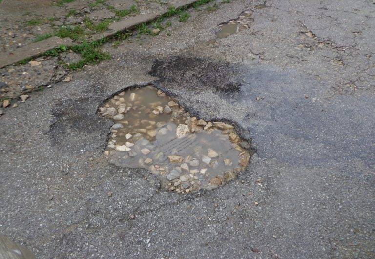 Търновци газят през локви и кал, за да се приберат