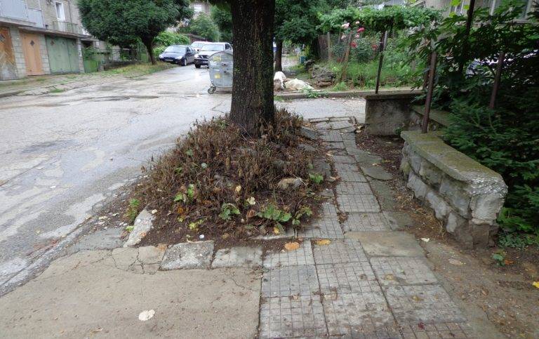 Търновци газят през локви и кал, за да се приберат