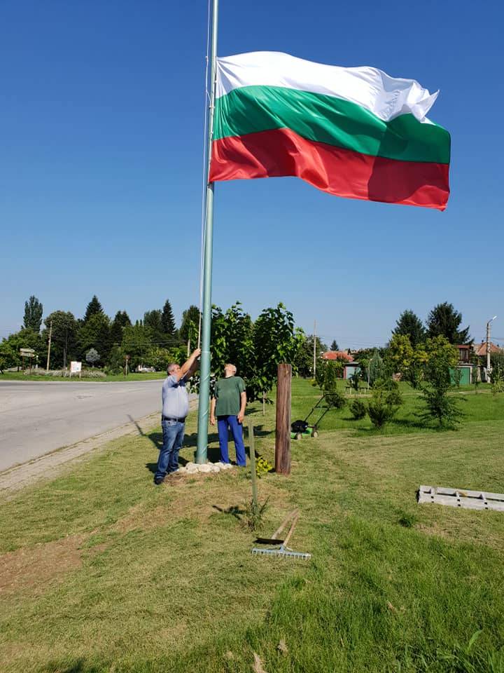 Горна Оряховица | 13-метров пилон с българското знаме монтираха в центъра на Първомайци