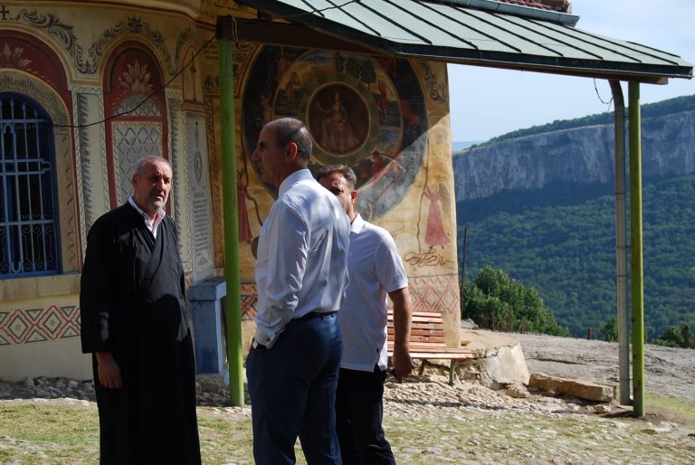 На Голяма Богородица Цветан Цветанов посети храма “Света Богородица” в Арбанаси и Преображенския манастир