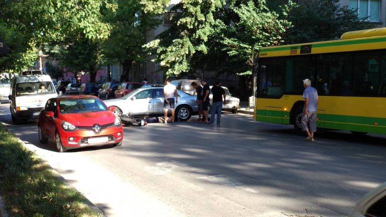 Моторист пострада на бул. “България”