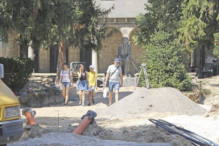 Окопи и прах по  пътя на туристите