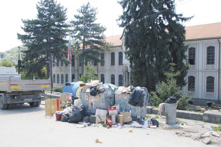 Окопи и прах по  пътя на туристите