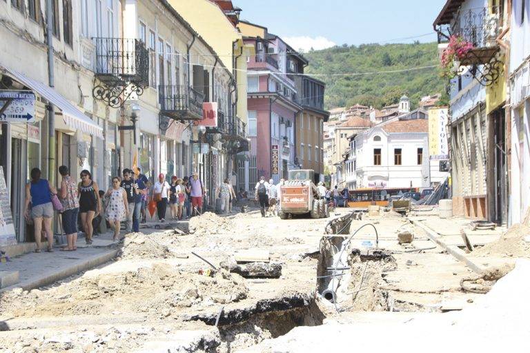 Окопи и прах по  пътя на туристите