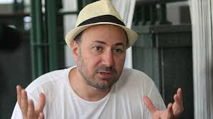 Горещи новини | Стефан Вълдобрев гостува на търновска сцена с концерта “По-полека SYMPHONY”