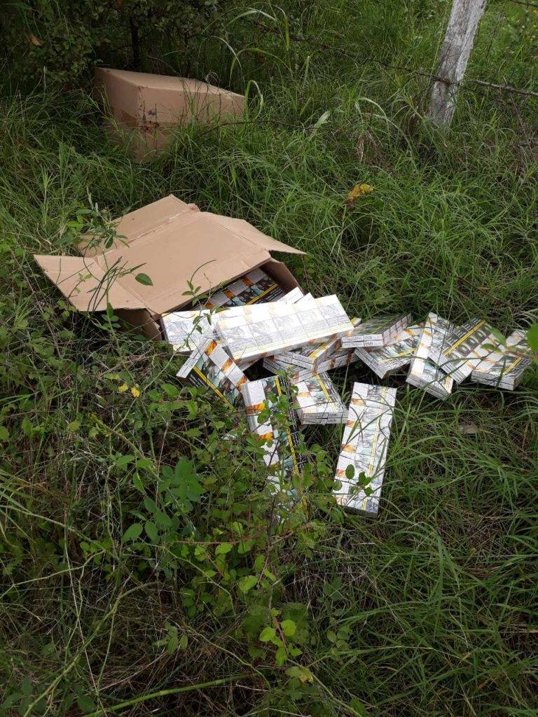 Горещи новини | Трафикант изхвърли над 1000 кутии с цигари от колата си след гонка с митничари