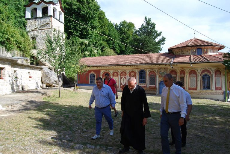 На Голяма Богородица Цветан Цветанов посети храма “Света Богородица” в Арбанаси и Преображенския манастир