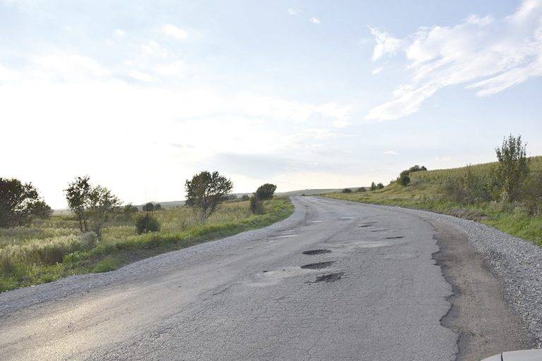 В Караисен негодуват от зейналите дупки на пътя за Павликени