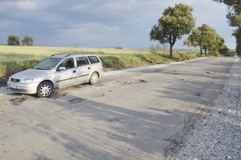 Горещи новини | В Караисен негодуват от зейналите дупки на пътя за Павликени