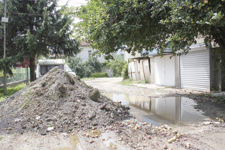 Общество | Граждани искат ремонт на улица, получават… фракция