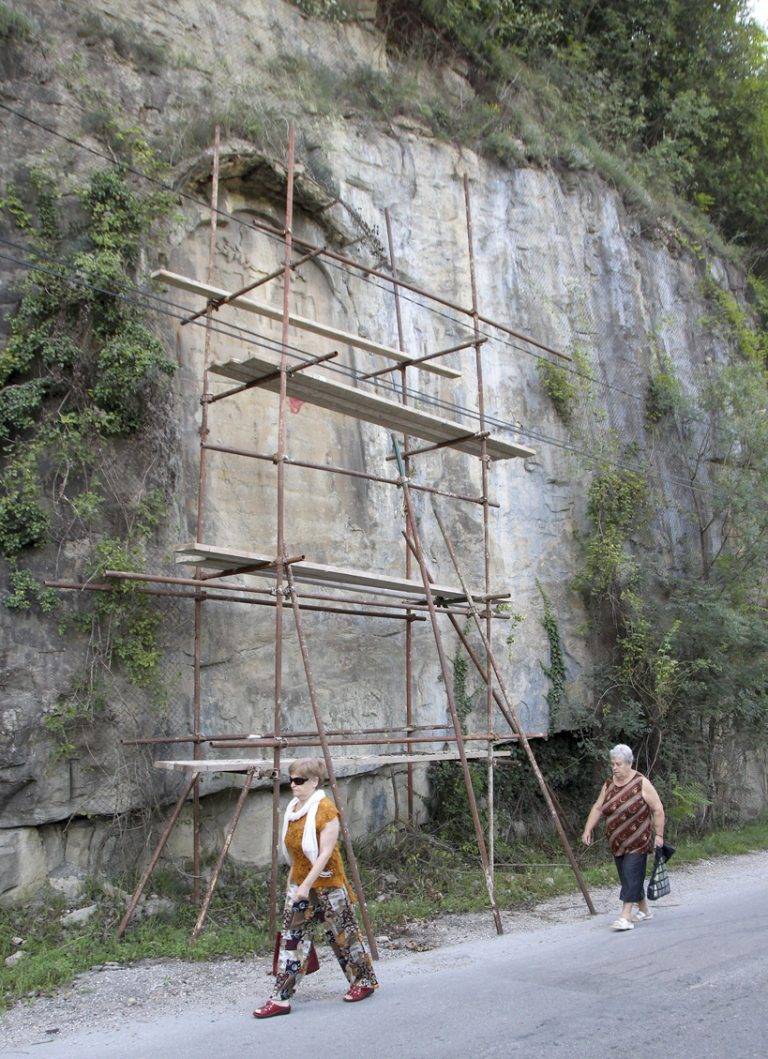 Култура | Багриловият надпис вече  е почистен
